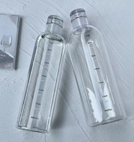 Bouteille d'eau en verre transparent avec manchon anti-brûlure et marquage gradué 500/750 ml – Design classique écologique – Vaisselle de plein air unisexe