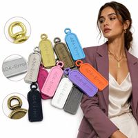 Colgante Rectangular para Bolso con Cremallera y Monograma Grabado, Patrón Floral, en Oro, Plata y Bronce Antiguo, Diseños de Autor