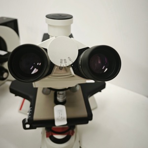 <span class=keywords><strong>Microscope</strong></span> biologique trinoculaire <span class=keywords><strong>Leica</strong></span> DM2500 avec source de lumière LED pour utilisation en laboratoire <span class=keywords><strong>optique</strong></span> - Product Image 4