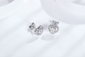 Pendientes de Plata con Moissanita en Forma de Corazón de 4mm, Colección de Joyería GRA - Product Image 5