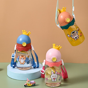 ขวดน้ำพลาสติกสำหรับเด็ก ลายมงกุฎ ปลอดสาร BPA ลายการ์ตูน ฝาเกลียวพร้อมหลอดดูด สายสะพายหลังสำหรับเด็กไปโรงเรียน - Product Image 4