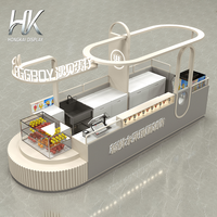 Kiosque de centre commercial personnalisable, moderne et écologique, avec vitrine grise, station alimentaire intégrée et toit arqué éclairé par LED