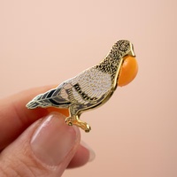 Nouvelle mode 2026 : Badge de revers en émail dur doré, motif oiseau de dessin animé, sur mesure