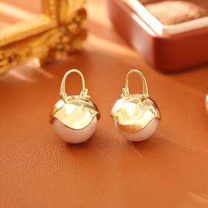 Los pendientes de perlas esmaltados color café, los más vendidos, son sencillos, elegantes y de alta gama. Son versátiles en el día a día. - Product Image 6