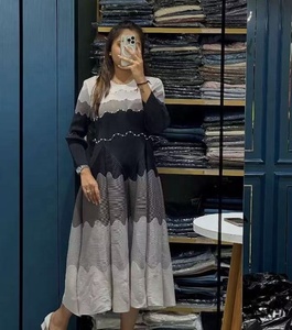 <span class=keywords><strong>Abito</strong></span> lungo da donna plissettato a blocchi di colore, elegante, da sera, con scollo rotondo e <span class=keywords><strong>maniche</strong></span> <span class=keywords><strong>lunghe</strong></span>, modello ampio e fluido - Product Image 5