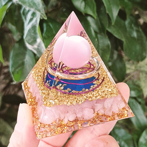 Ornement pyramidal en résine époxy œil de chat rose, décoration de bureau, collection, cadeau - Product Image 4