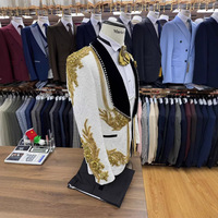 Costume Homme Sur Mesure 3 Pièces : Veste Jacquard à Appliques, Blazer à Revers Châle et Pompons, Gilet Personnalisé, Pantalon Noir