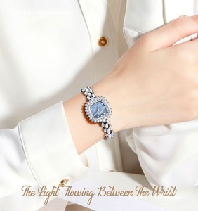 Reloj de Pulsera de Lujo para Mujer, Cuadrado, Plateado, con Bisel de Cristal, Esfera de Nácar, Brazalete de Eslabones de Burbuja, Cuarzo - Product Image 4