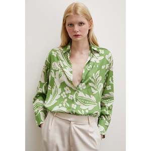 Chemise en satin vert à fleurs pour femmes, boutonnée, décontractée, pour tous les jours - Product Image 1