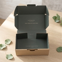 Boîtes d'expédition en carton ondulé recyclables avec logo personnalisé en relief – Emballage durable pour chaussettes et vêtements
