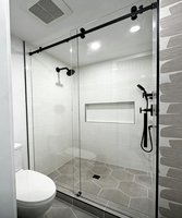 Porte de douche coulissante moderne avec système de fermeture douce, porte de salle de bain en verre sans cadre