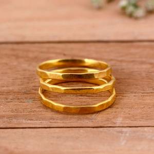Anillo Apilable Delgado y Elegante de Plata con Baño de Oro de 14K, Diseño Martillado, Ideal para Regalo de Boda - Product Image 1