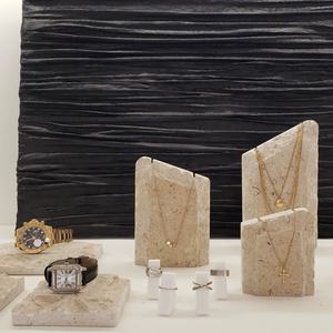 Présentoir de bijoux en marbre jaune - Product Image 2