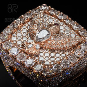 แหวนรูปนกอินทรีสไตล์ฮิปฮอปประดับเพชร VVS ผลิตในห้องแล็บสำหรับผู้ชาย ได้รับการรับรองจาก IGI เพชรทรงลูกแพร์ CVD เพชรเลี้ยงในห้องแล็บ ประดับเพชรเต็มวง แหวนตัวอักษร เครื่องประดับ - Product Image 1