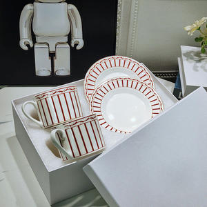 Ensemble de salle à manger de luxe rouge européen, best-seller, tasse et soucoupe en céramique - Product Image 1
