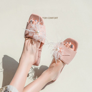 Sandales d'été pour femmes en cuir PU style français avec fleurs en plumes, semelle en caoutchouc antidérapante, pour l'intérieur - Product Image 2