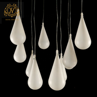 Lampe à suspension en forme de gouttelette Lumière chaude LED élégante Décoration suspendue à 10 têtes pour accessoires de fête de mariage