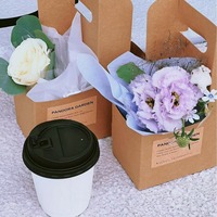 Vente en gros Boîte-cadeau personnalisée pour café et fleurs Porte-papier kraft portable recyclable
