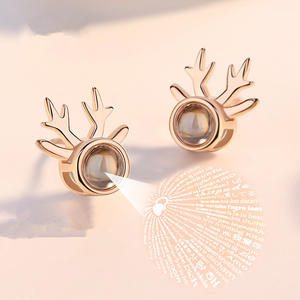 Pendientes de tuerca de letras con imágenes de astas exquisitas personalizadas, Plata de Ley 925, pendientes de proyección con idioma I Love You para mujer - Product Image 1