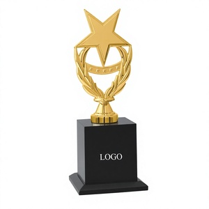 Trofeo ejecutivo premium diseñado para premios de liderazgo y programas de reconocimiento profesional, trofeo estrella con base negra. - Product Image 4