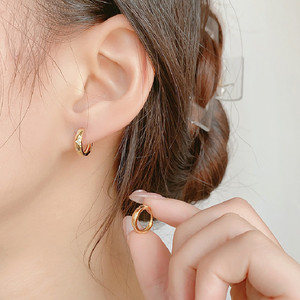 Vente en gros de bijoux en plaqué or 18 carats Boucles d'oreilles géométriques minimalistes pour femmes - Product Image 2