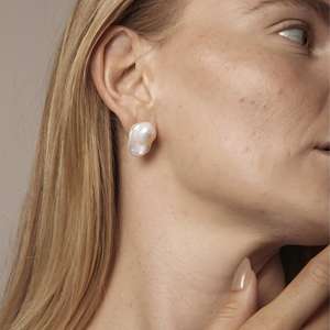 أقراط لؤلؤ باروكي كبيرة طبيعية من المياه العذبة، تصميم أنيق وفاخر - Product Image 3