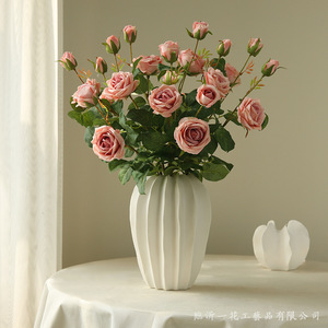 ช่อดอกกุหลาบประดิษฐ์สีชมพูอ่อนจาก Yihua Floral Art ดอกไม้ผ้าไหมตกแต่งบ้านสไตล์โมเดิร์นพร้อมแจกัน - Product Image 3