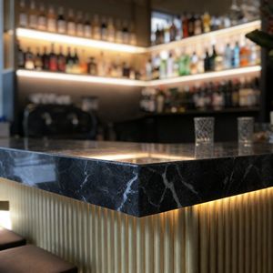 Barra de <span class=keywords><strong>Bar</strong></span> Premium con Panel Dorado a Rayas e Iluminación LED, Estación de <span class=keywords><strong>Bar</strong></span> con Cubierta de Mármol para Locales de Hostelería de Lujo - Product Image 4