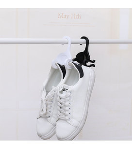 Centre commercial <span class=keywords><strong>pas</strong></span> <span class=keywords><strong>cher</strong></span> chaussure crochet pantoufle noir blanc <span class=keywords><strong>cintre</strong></span> en plastique pour adultes enfants bébé vêtements ensembles chaussures affichage - Product Image 6