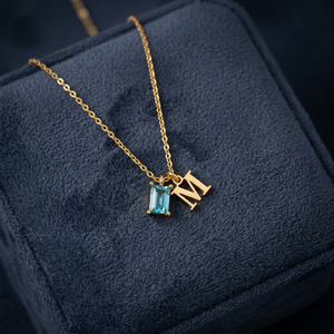 Collier personnalisé avec initiale en or et pendentif en pierre précieuse taille émeraude - Fabricant de bijoux fins sur mesure - Product Image 3