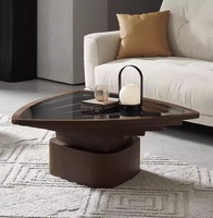 Table basse en bois de style moderne avec plateau en verre en forme de triangle pour salon