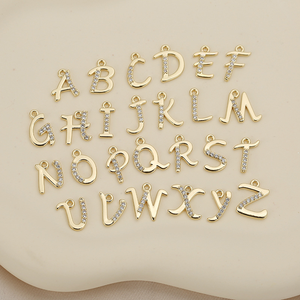 Colgante de letra cursiva con pavé |   Colgante de Letra Inicial del Alfabeto en Acero Inoxidable Chapado en Oro PVD de 18K para la Creación de Joyas |   Resistente al Agua y Duradero - Product Image 4