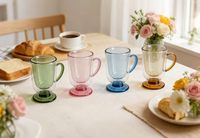 Mug en verre à double paroi avec base sur pied et anse multicolore pour café, thé, latte, cappuccino chaud