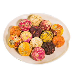 Tè Fiorito Artigianale in Palline con Fiori di Giglio, Gelsomino, Rosa e Peonia - Product Image 1