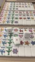 En stock : Ensemble de Mahjong américain en acrylique coloré, blanc, rose, bleu et nacré, avec motifs arc-en-ciel, amour, floral et Joker