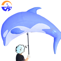Accessoires interactifs gonflables Chenghuang pour les bars, les défilés, les spectacles sur scène, série marine, modèles de mains tenant des dauphins