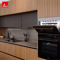 Armoires de cuisine modernes personnalisées Allandgroup, très populaires récemment, en placage de noyer naturel avec éclairage LED blanc chaud