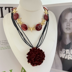 Collar de moda con dije de resina de flor roja, cadena para suéter, cuentas rojas, cabeza de toro, chapado en oro, gargantilla, joyería al por mayor - Product Image 2