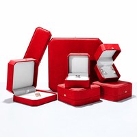 Coffret à bijoux octogonal en cuir brossé rouge SKQ, emballage cadeau en velours, logo personnalisé, Moyen-Orient