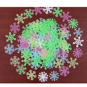 Pegatinas de pared con forma de copo de nieve que brillan en la oscuridad, autoadhesivas fluorescentes de plástico para decoración del hogar, coloridas, rosa, verde, azul - Product Image 5