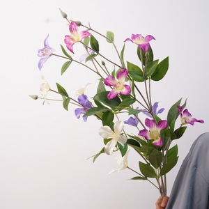 Fiori Artificiali Realistici in Seta Fatti a Mano con Foglie Verdi e Rami Lunghi e Sottili per Composizioni Floreali da Tavola - Product Image 6