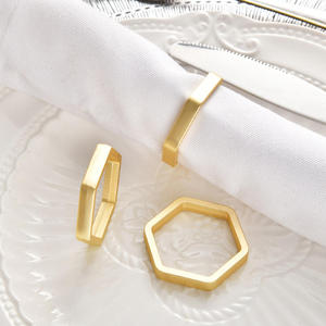 Anneaux de serviette hexagonaux luxueux, décoration de table à manger de style occidental minimaliste en or, thème créatif pour des ambiances esthétiques - Product Image 1