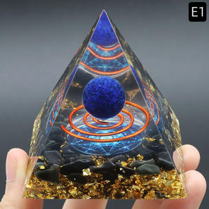 Ornamento piramidale a sfera di cristallo naturale da 2.36 pollici e resina epossidica avvolto in pietre schiacciate anello in acciaio e quarzo ornamento della torre domestica - Product Image 3