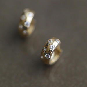 Pendientes Huggie E2925 Chapados en Oro con Cristales de Estrás en Engaste de Bisel, Joyería Moderna para Uso Diario de Mujer - Product Image 4