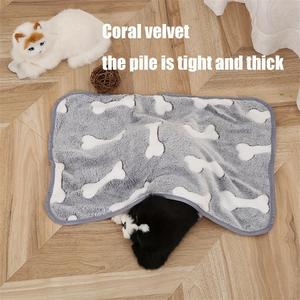 Vente en gros de nouvelle couverture super douce pour animaux de compagnie, tapis fin imprimé de patte de chien, couverture confortable pour chiot, tapis de couchage pour salon et chambre à coucher - Product Image 2