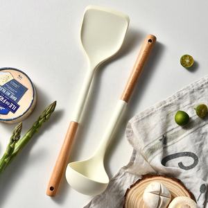 Espátula de silicona blanca leche de diseño Simple, cuchara de sopa resistente a altas temperaturas, utensilio de cocina, juego de utensilios de cocina con mango de madera - Product Image 3