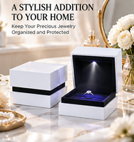 Boîte à bijoux de luxe en forme carrée avec finition laquée en plastique, doublure en velours et éclairage LED, pour boucles d'oreilles, pendentifs et bagues, prix usine en gros