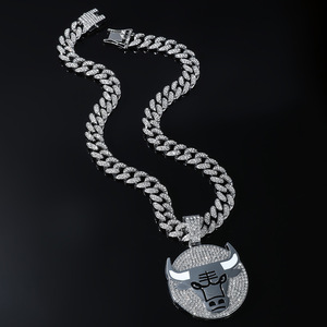 สร้อยคอจี้หัววัวแดงประดับเพชรเทียมสไตล์ฮิปฮอปแร็พสุดฮิต ดีไซน์โดดเด่นสำหรับผู้ชาย สร้อยคอโลหะผสมแฟชั่น - Product Image 4