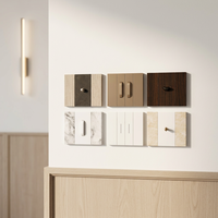 Interrupteur mural KLASS pour immeuble de bureaux, type Schuko, en marbre bicolore contrastant, design modulaire à bascule bronze