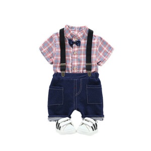 Nieuwe babykledingsets met geruite strikdas en zwart broekje met bretels - Product Image 4